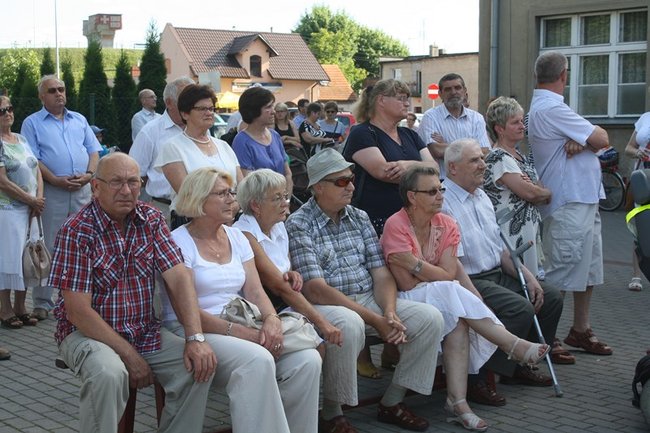 Udana biesiada przy kościele  - zdjęcia