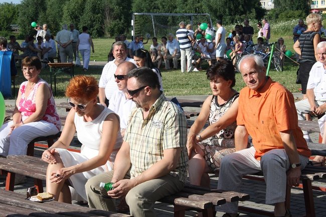 Udana biesiada przy kościele  - zdjęcia