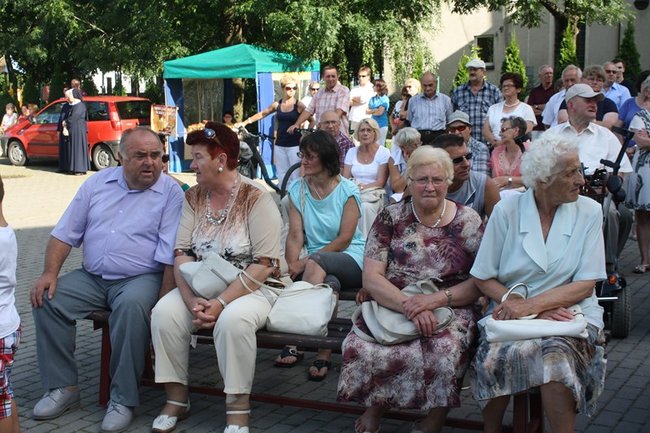 Udana biesiada przy kościele  - zdjęcia