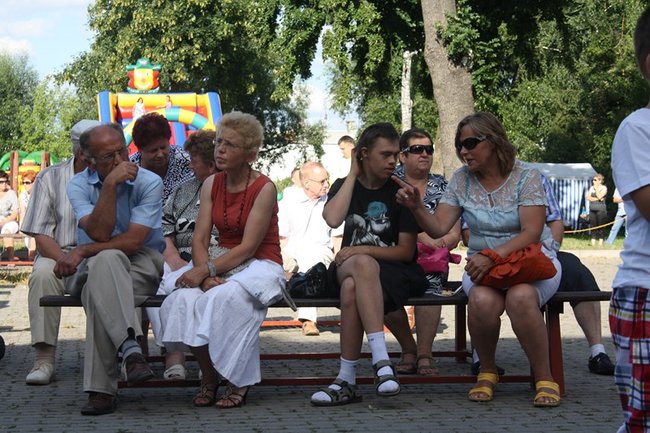 Udana biesiada przy kościele  - zdjęcia