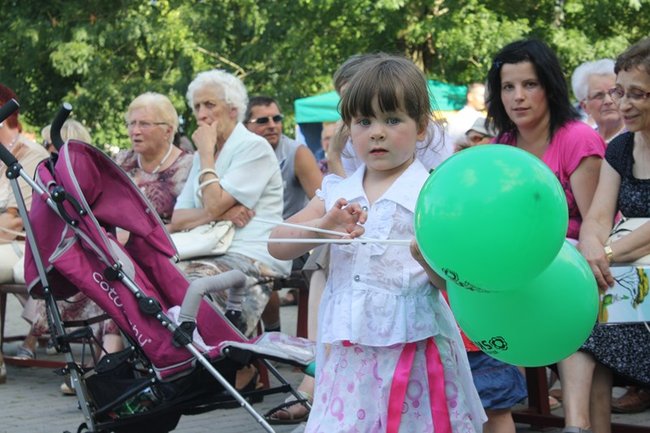 Udana biesiada przy kościele  - zdjęcia