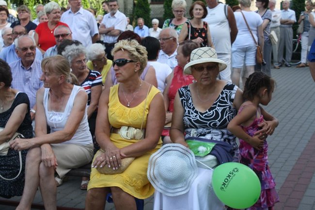 Udana biesiada przy kościele  - zdjęcia