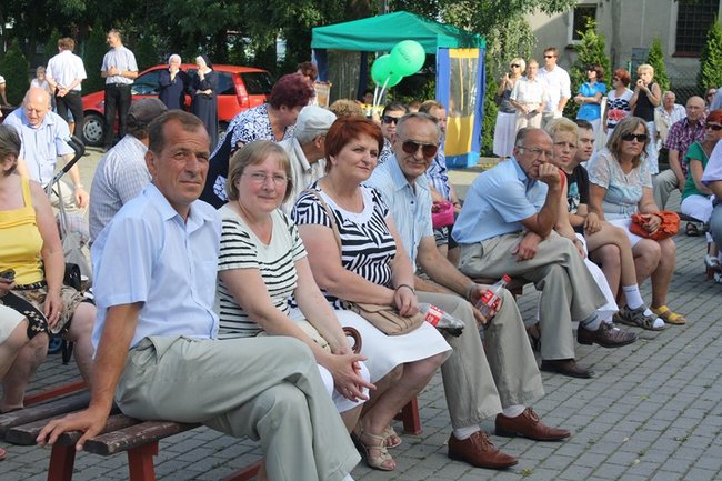 Udana biesiada przy kościele  - zdjęcia