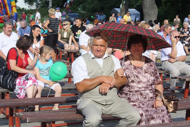 Udana biesiada przy kościele  - zdjęcia