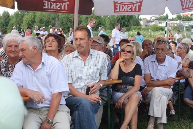 Udana biesiada przy kościele  - zdjęcia