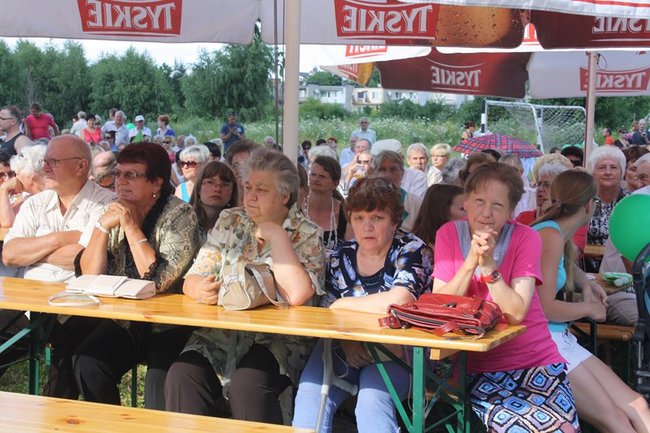 Udana biesiada przy kościele  - zdjęcia