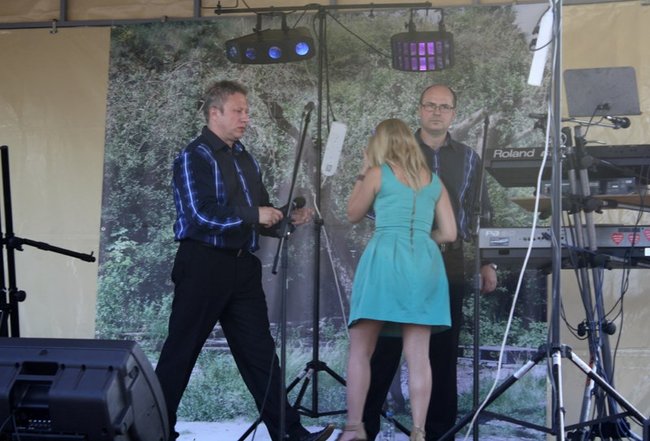 Udana biesiada przy kościele  - zdjęcia