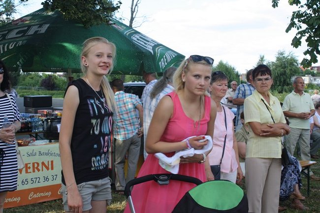 Udana biesiada przy kościele  - zdjęcia