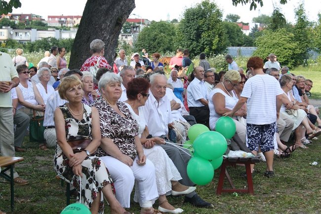 Udana biesiada przy kościele  - zdjęcia