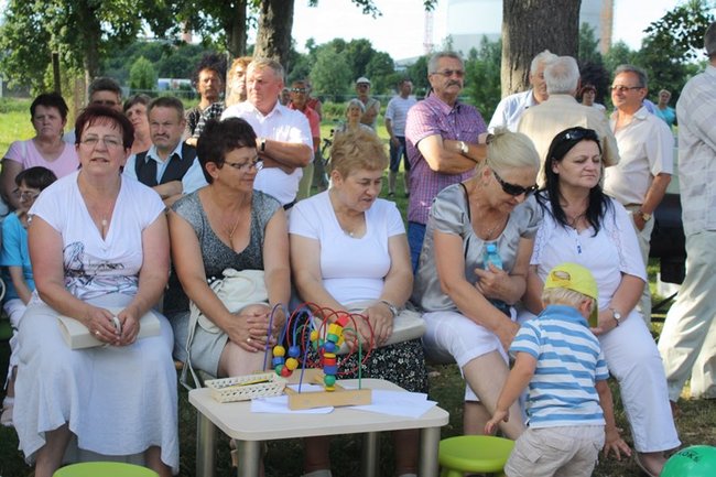 Udana biesiada przy kościele  - zdjęcia