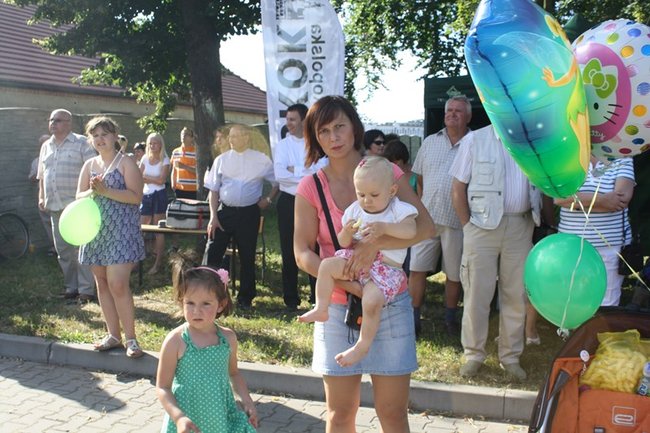 Udana biesiada przy kościele  - zdjęcia
