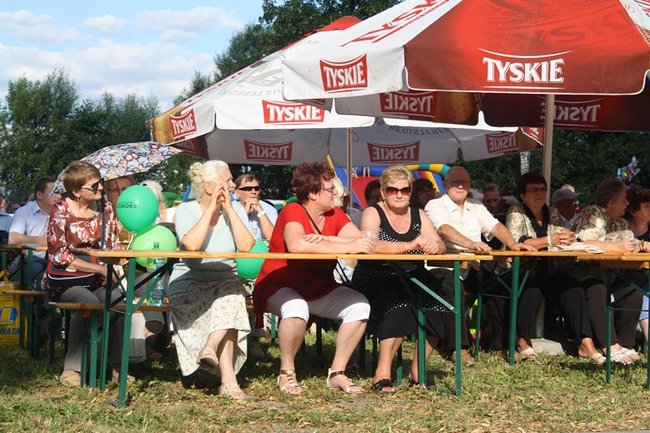 Udana biesiada przy kościele  - zdjęcia