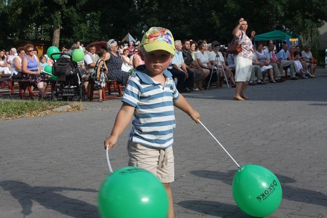 Udana biesiada przy kościele  - zdjęcia