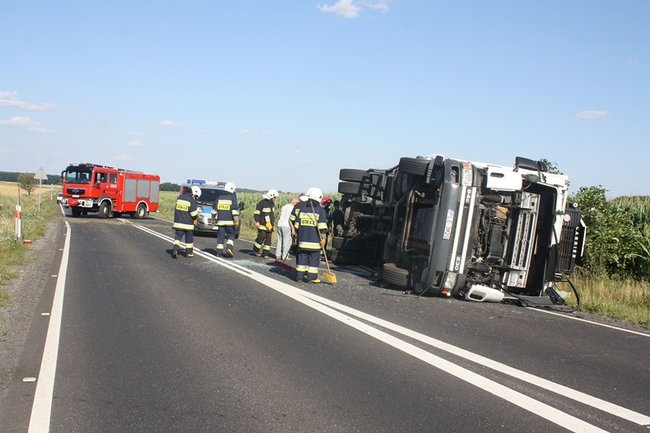 TIR w rowie, droga zablokowana - zdjęcia