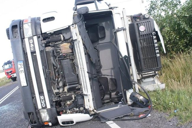 TIR w rowie, droga zablokowana - zdjęcia