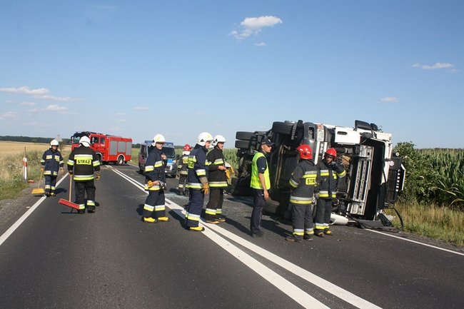TIR w rowie, droga zablokowana - zdjęcia