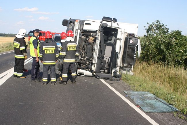 TIR w rowie, droga zablokowana - zdjęcia