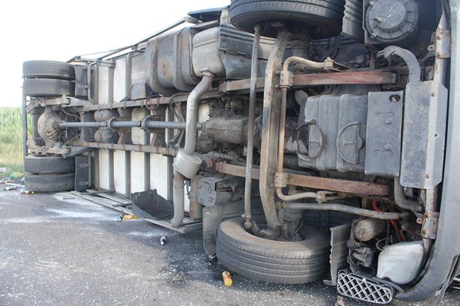 TIR w rowie, droga zablokowana - zdjęcia