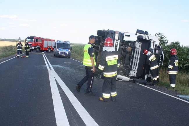 TIR w rowie, droga zablokowana - zdjęcia