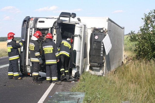 TIR w rowie, droga zablokowana - zdjęcia