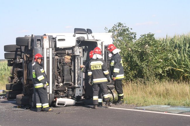 TIR w rowie, droga zablokowana - zdjęcia