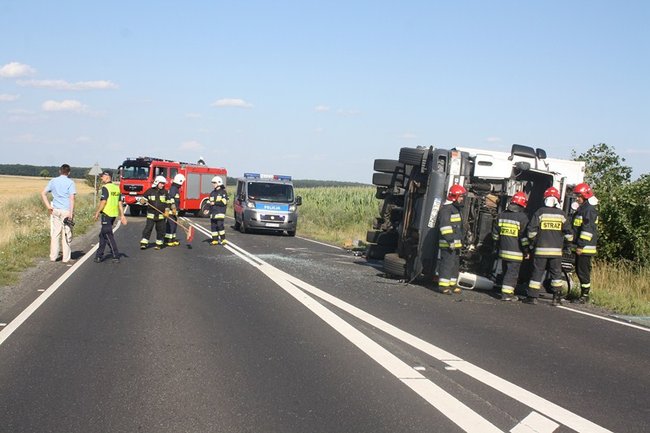 TIR w rowie, droga zablokowana - zdjęcia