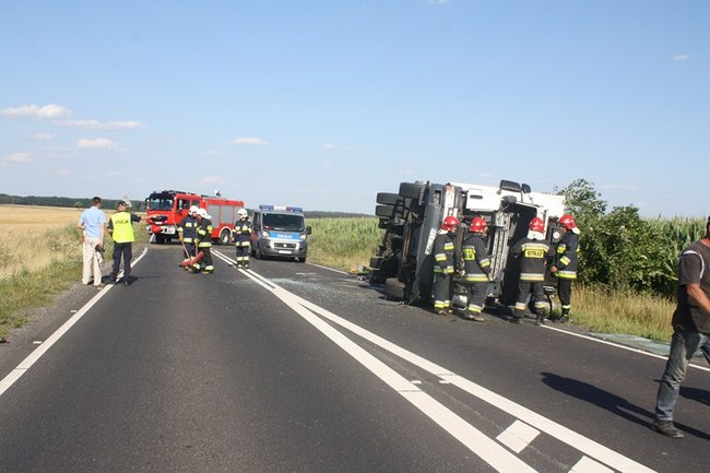 TIR w rowie, droga zablokowana - zdjęcia