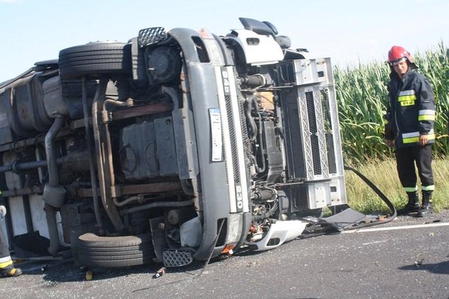 TIR w rowie, droga zablokowana - zdjęcia