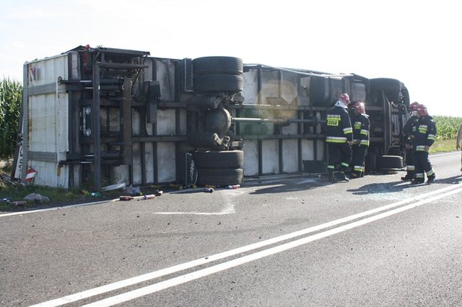 TIR w rowie, droga zablokowana - zdjęcia