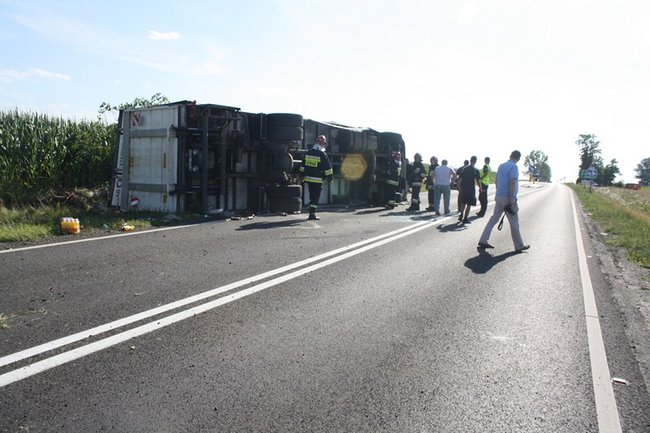 TIR w rowie, droga zablokowana - zdjęcia