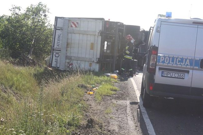 TIR w rowie, droga zablokowana - zdjęcia
