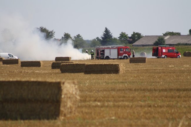 Paliła się słoma w Koszkowie - zdjęcia