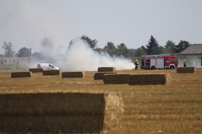 Paliła się słoma w Koszkowie - zdjęcia