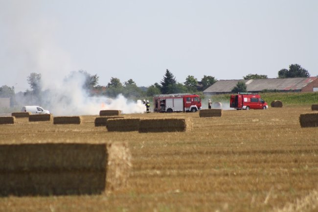 Paliła się słoma w Koszkowie - zdjęcia