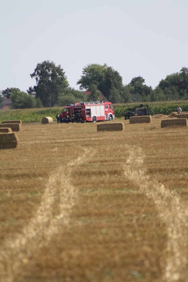Paliła się słoma w Koszkowie - zdjęcia
