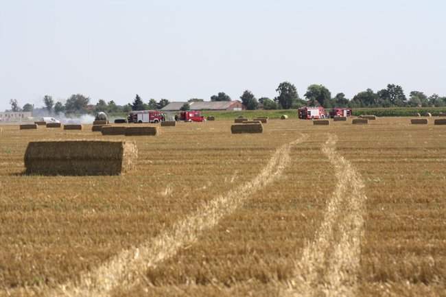 Paliła się słoma w Koszkowie - zdjęcia