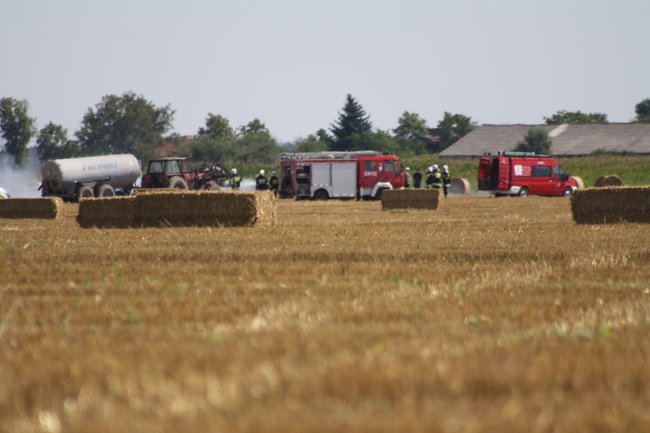 Paliła się słoma w Koszkowie - zdjęcia