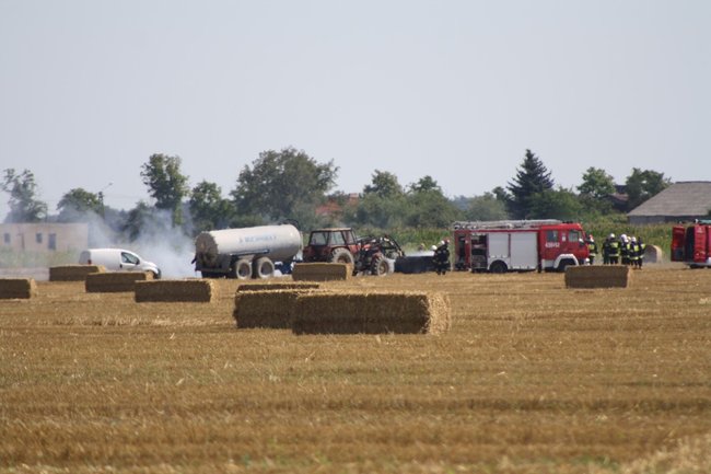 Paliła się słoma w Koszkowie - zdjęcia