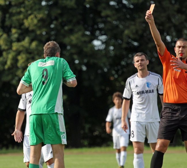 Zasłużył na czerwoną kartkę - zdjęcia