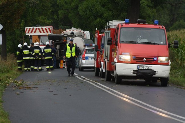 Cysterna zablokowała drogę - zdjęcia