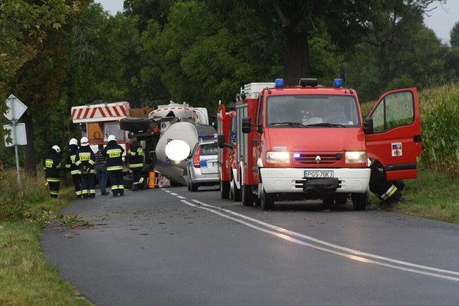 Cysterna zablokowała drogę - zdjęcia