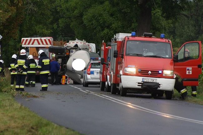 Cysterna zablokowała drogę - zdjęcia