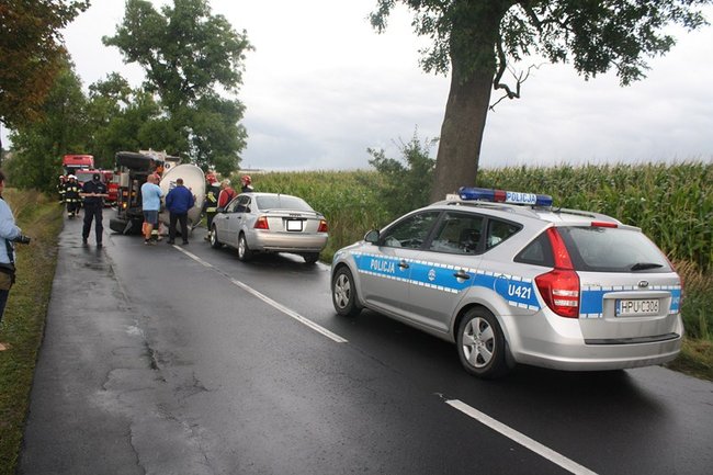 Cysterna zablokowała drogę - zdjęcia
