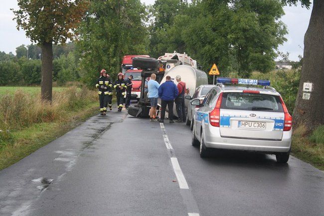 Cysterna zablokowała drogę - zdjęcia