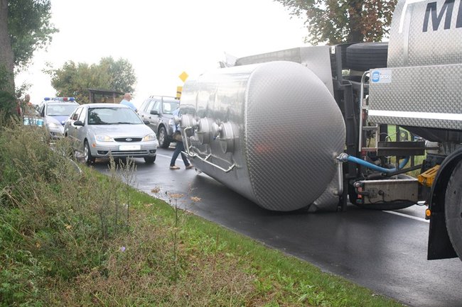 Cysterna zablokowała drogę - zdjęcia