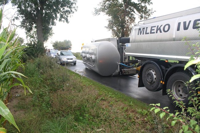 Cysterna zablokowała drogę - zdjęcia