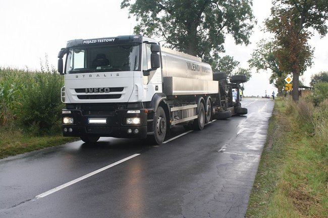 Cysterna zablokowała drogę - zdjęcia
