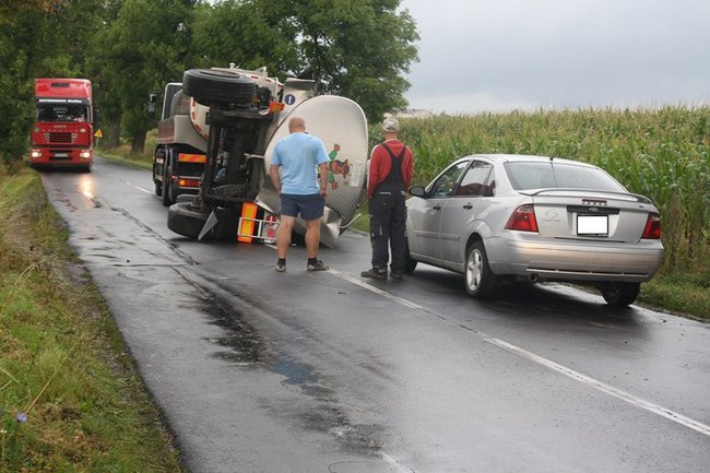 Cysterna zablokowała drogę - zdjęcia