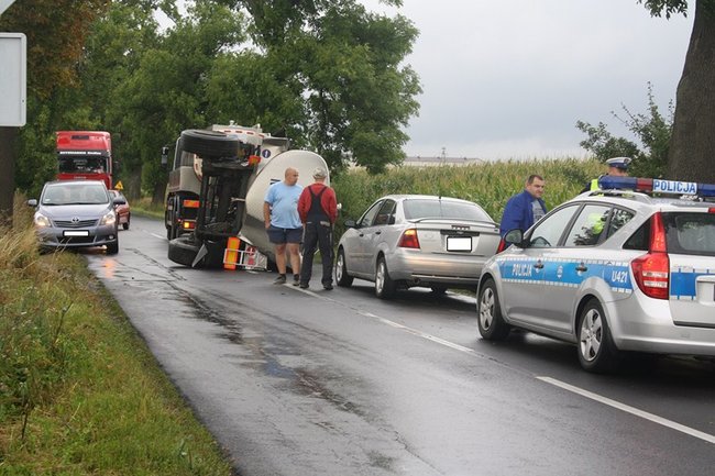 Cysterna zablokowała drogę - zdjęcia