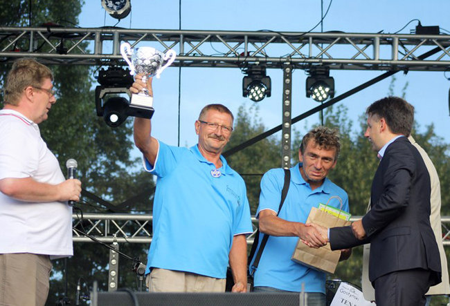 Faworyci zdobyli puchar - zdjęcia